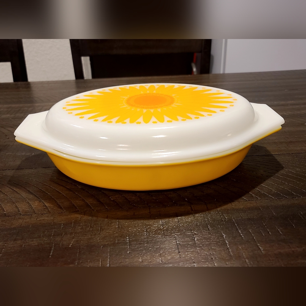 PYREX Vtg Sunflower Daisy Casserole Divided Dish With Lid 1 1/2 Quart